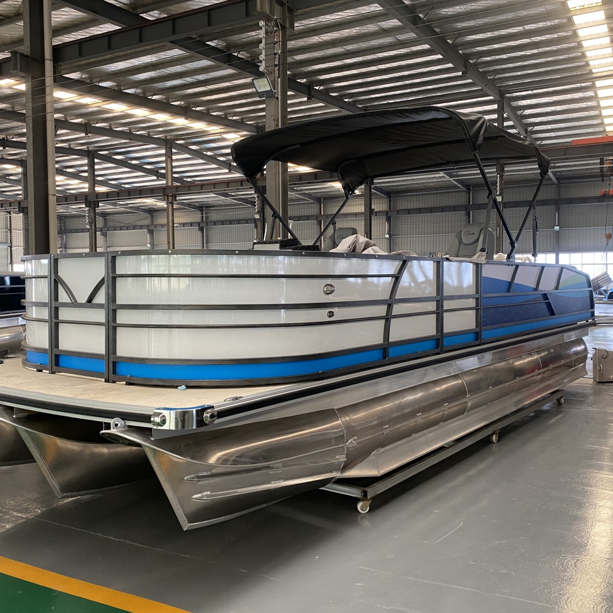 Boat de ponton en aluminium Wakeboard de 25 pieds Party Tritoon Lake Wakeboard