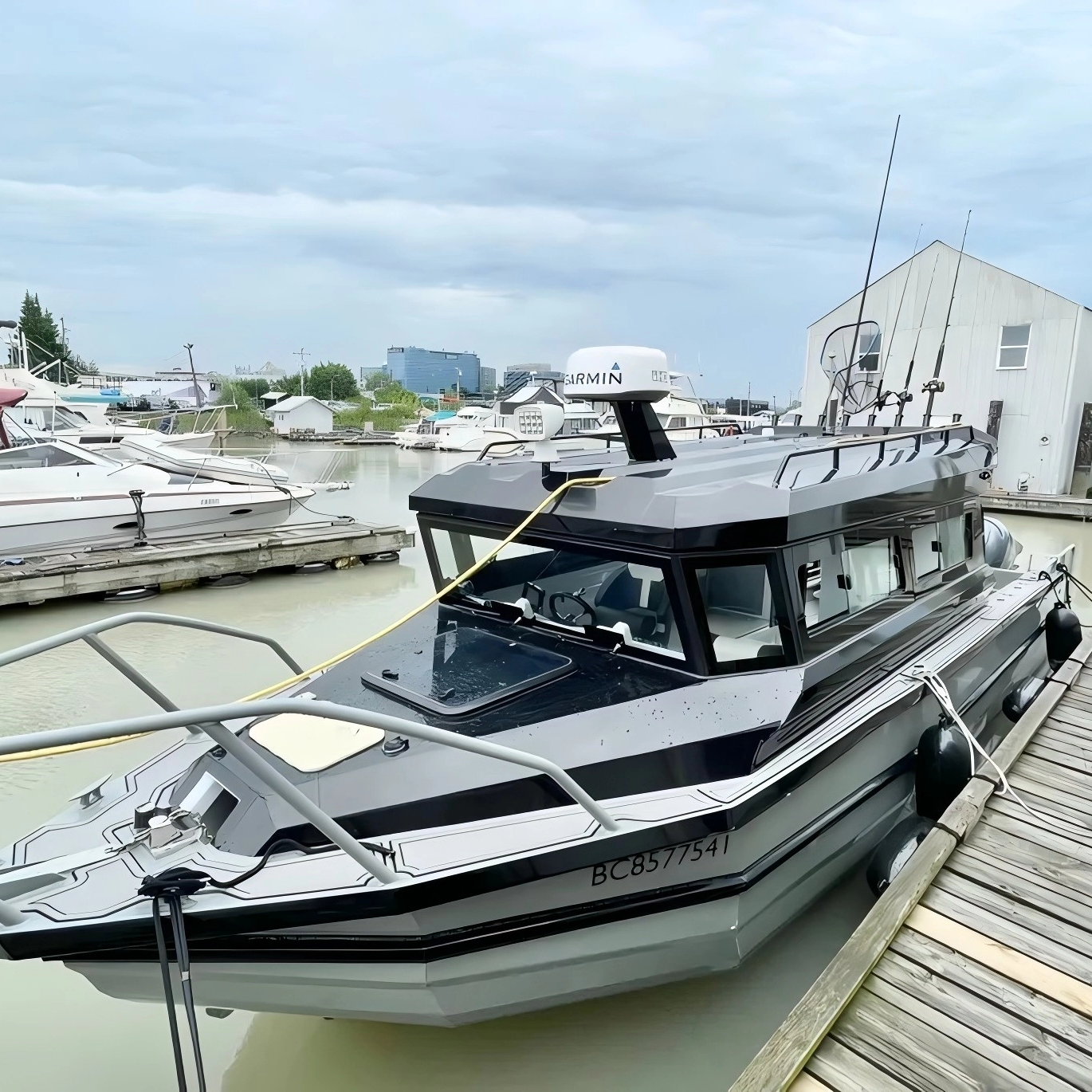 Bateau à cabine complète avec porte avant Easycraft de 9 m