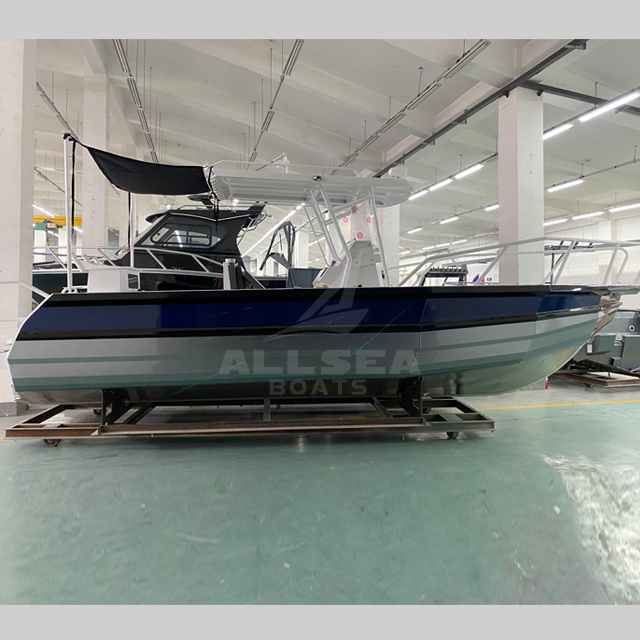 bateau &agrave; moteur de loisir