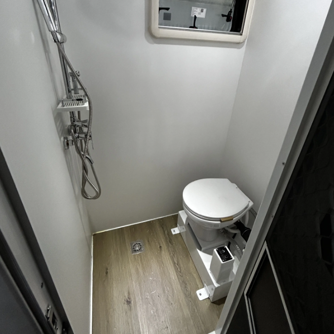 bateau ponton avec salle de bain