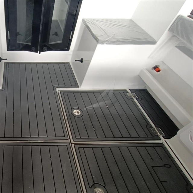 Catamaran &agrave; moteur de 8,8 m