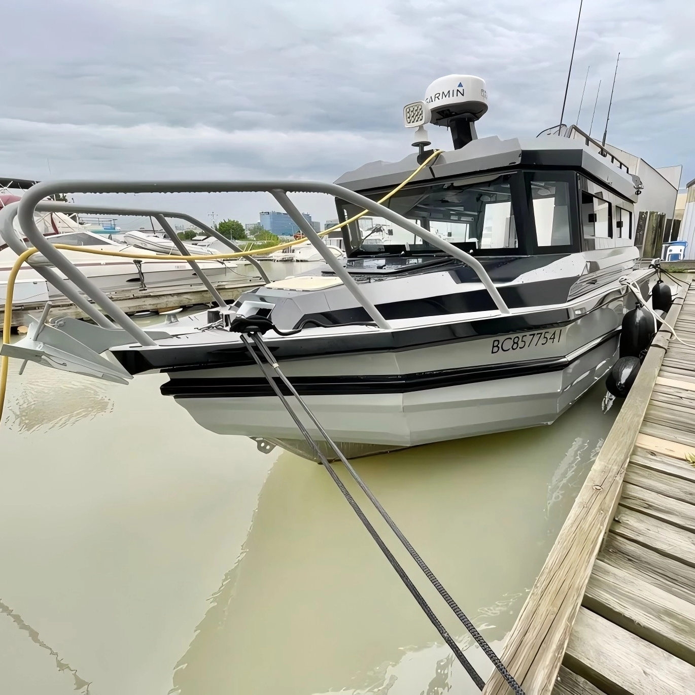 Bateau à cabine complète avec porte avant Easycraft de 9 m