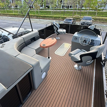 Bateau de ponton de 17 pieds