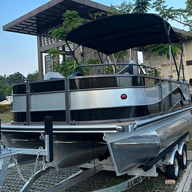 Bateau de ponton de 17 pieds